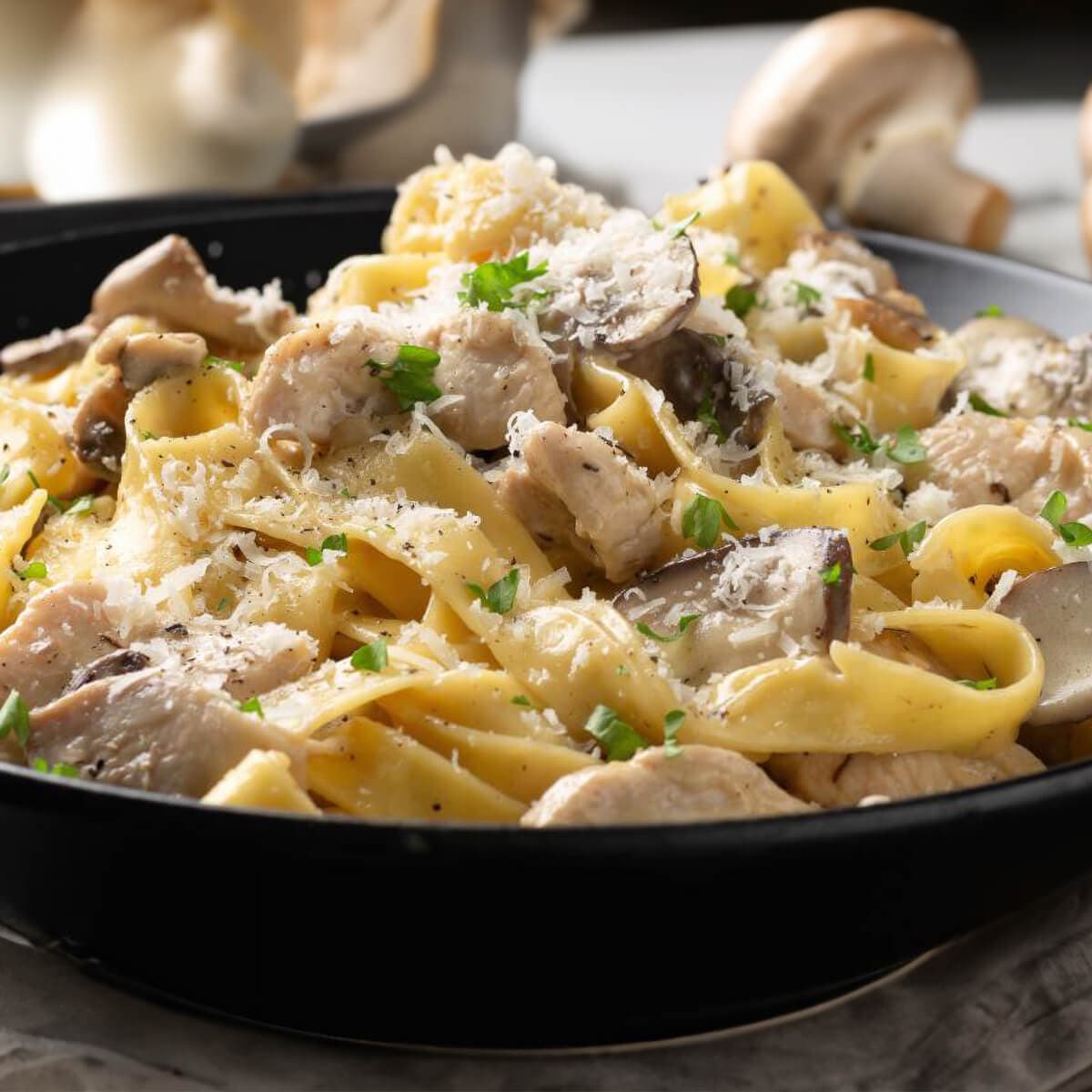 Pasta Alfredo con Pollo y Champiñones