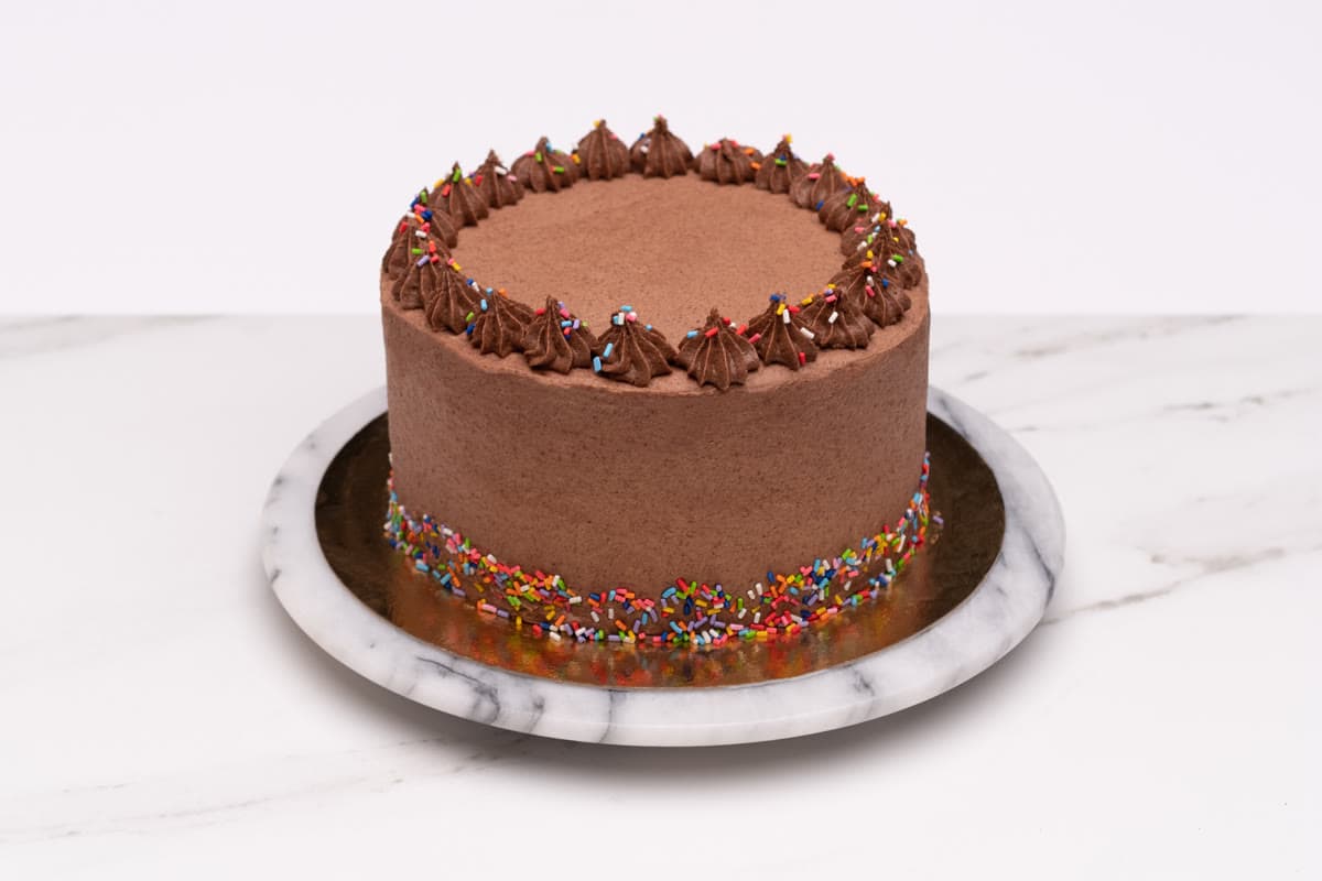 Torta de chocolate con sprinkles