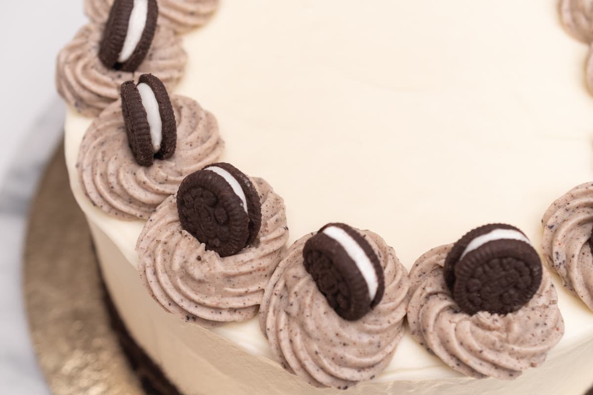 Torta Oreo decorada con galletitas
