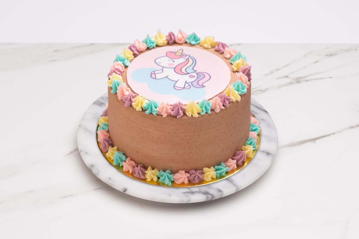 Torta de unicornio con merengues de colores