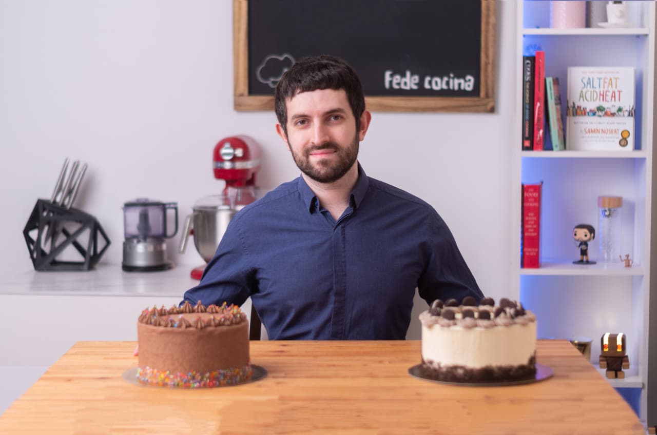 Federico Quevedo con dos tortas del curso