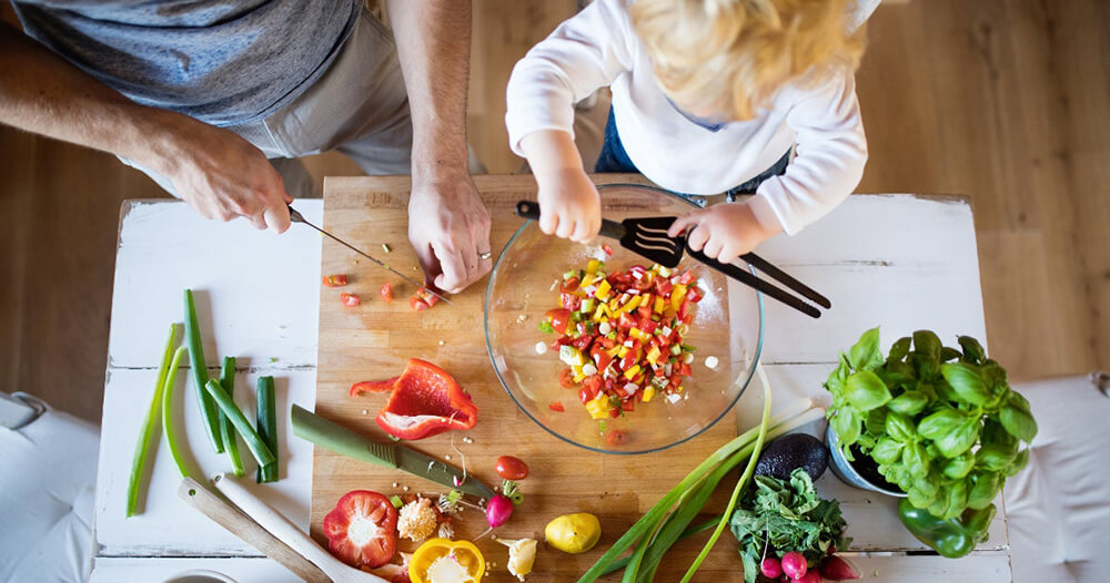 cocina en familia como incluir a los ninos en la preparacion de la comida