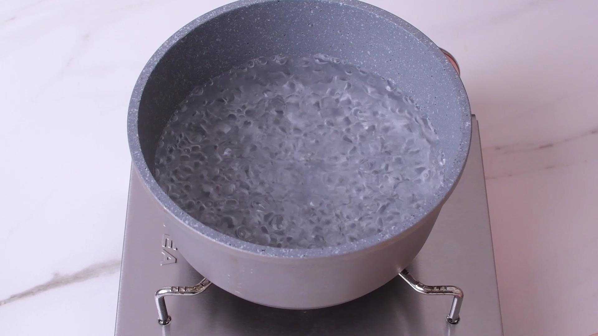 Calentar agua en una olla hasta llegar a hervir, luego bajar el fuego al mínimo o apagarlo.