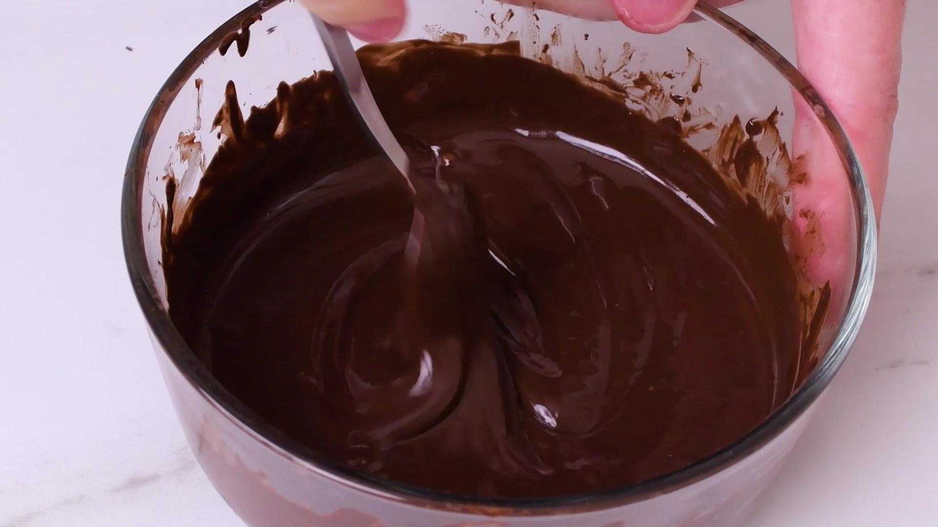 Repetir esto hasta que el chocolate esté totalmente derretido, tener cuidado de calentarlo de más porque puede llegar a quemarse.