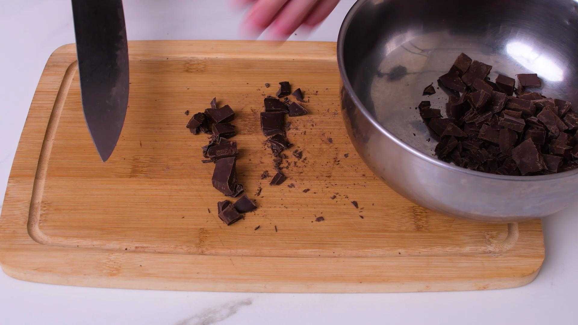 Cortar el chocolate en trozos pequeños.
