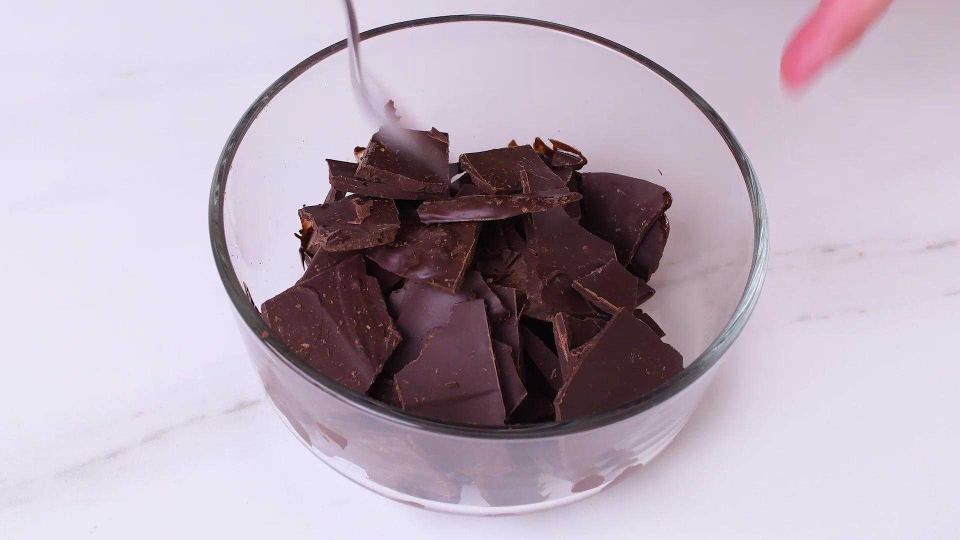 Cortar el chocolate en trozos pequeños y ponerlo en un bol, luego llevar al microondas por 30 segundos.